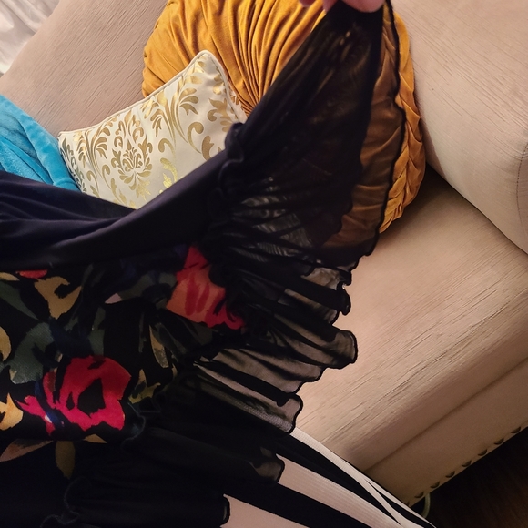 SOLD 🖤Classy floral top!🖤 - Picture 4 of 6